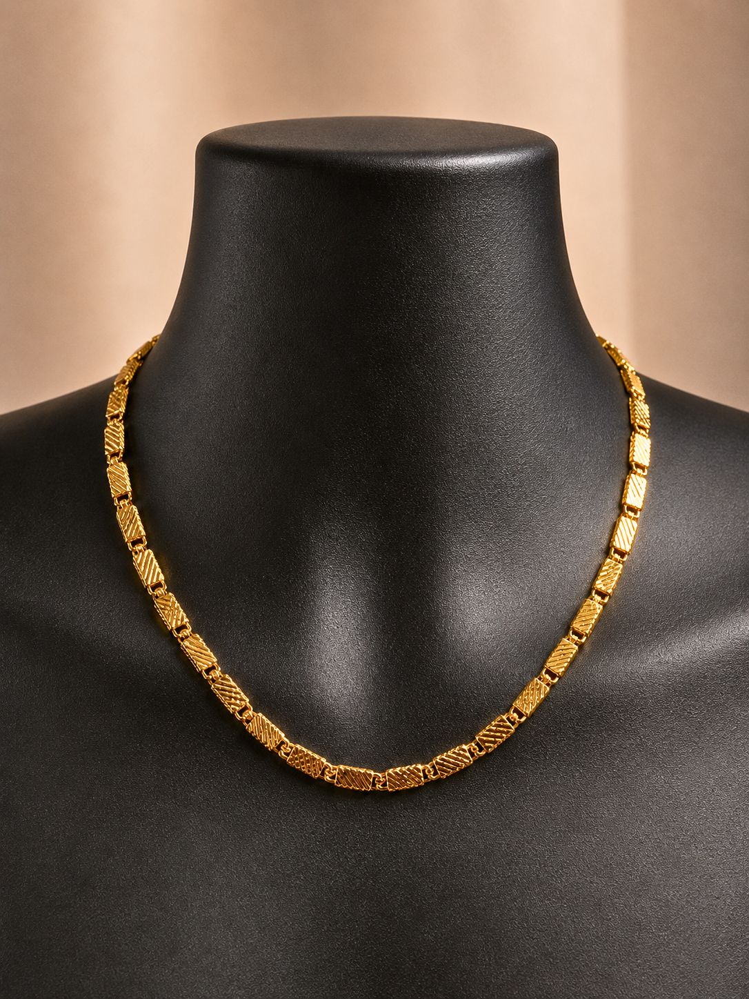 The Facet – Premium Gold-Finish Chain